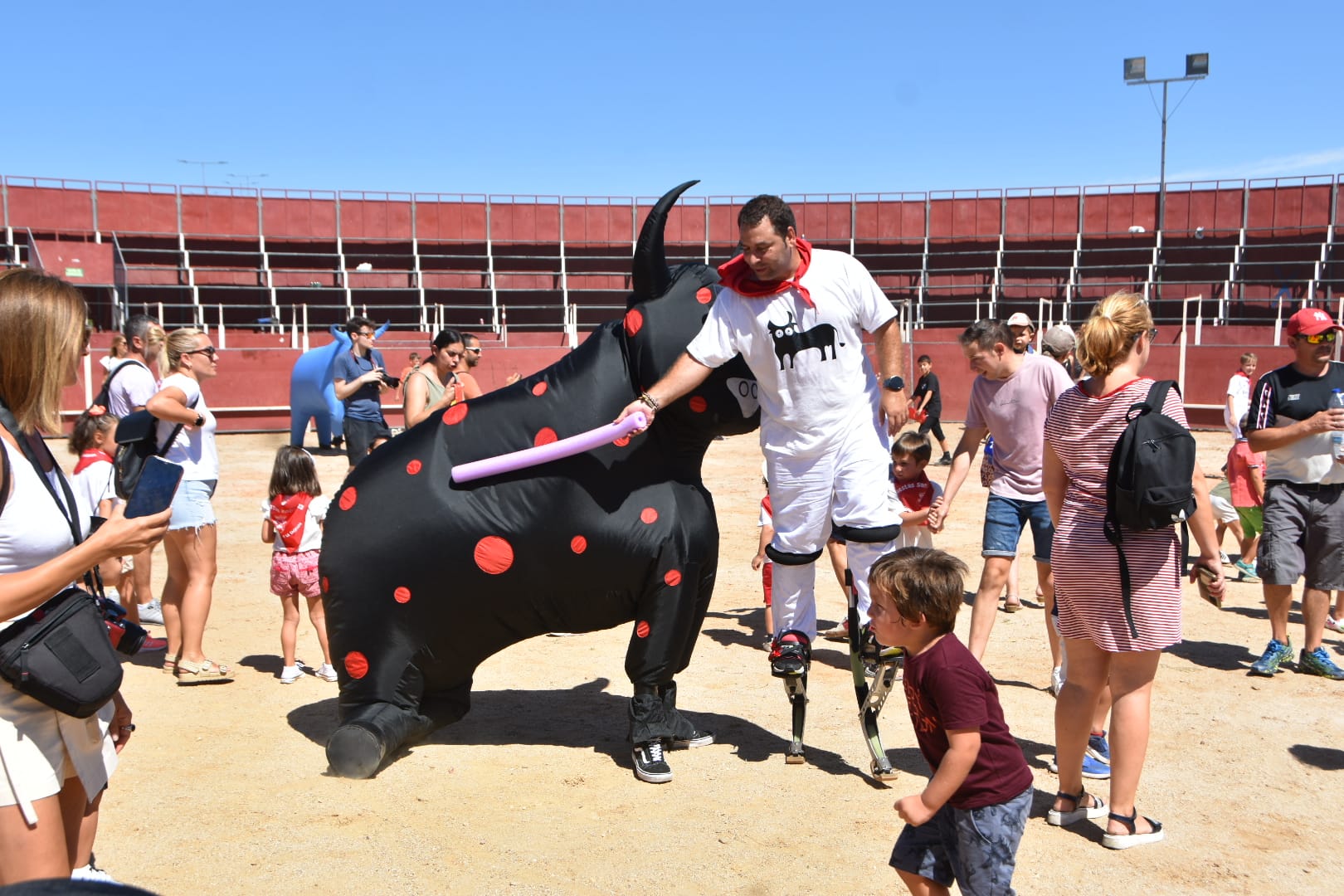 Divertido y colorido encierro infantil en Carbajosa