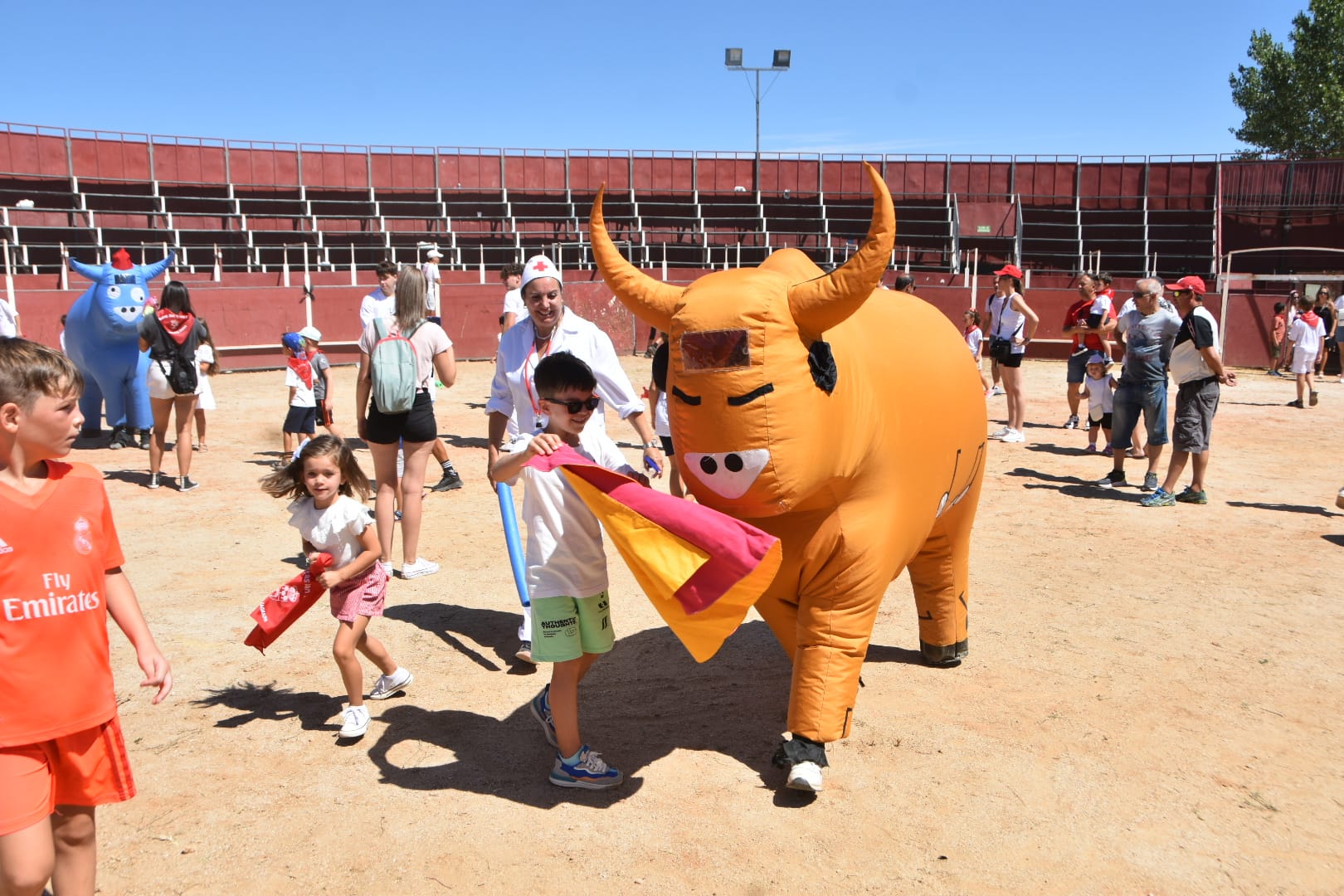Divertido y colorido encierro infantil en Carbajosa