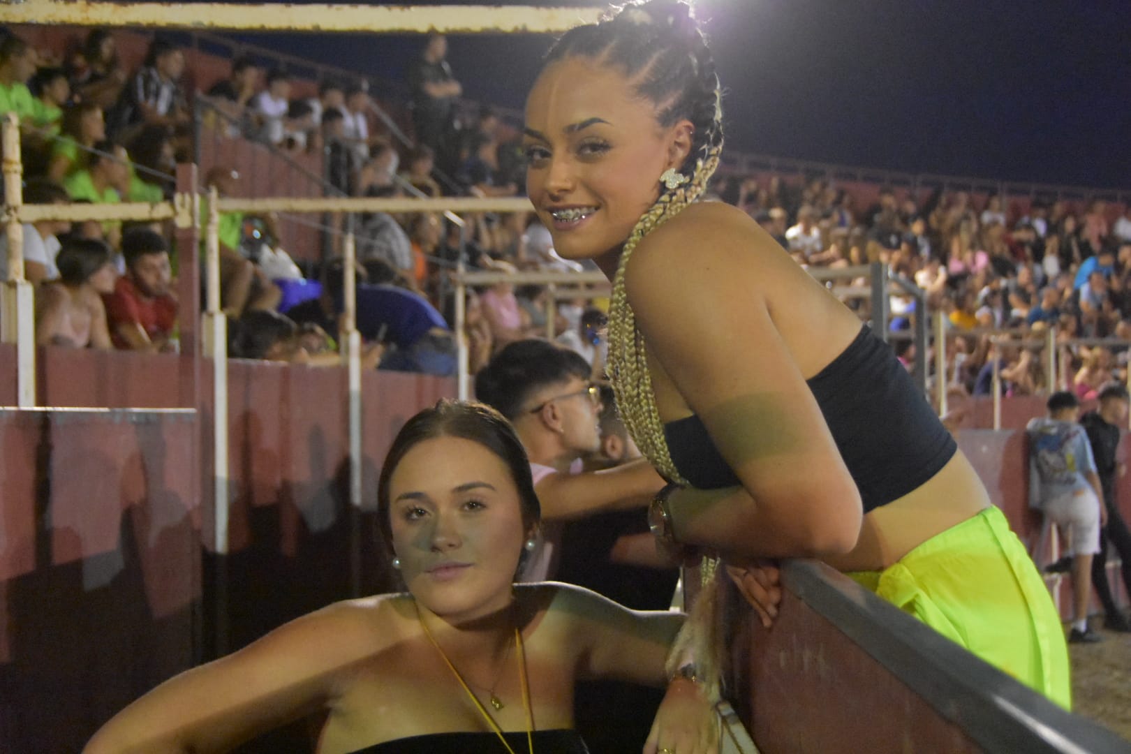 Carbajora llena su plaza de toros en la primera cita nocturna con las vaquillas