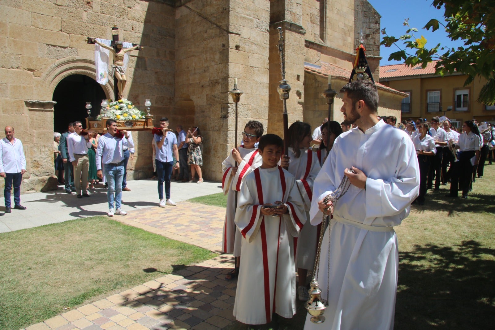 Castellanos de Moriscos arropa y acompaña al Cristo de las Batallas