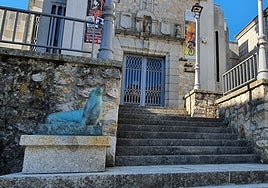 Imagen del exterior del museo Mateo Hernández con las dos esculturas trasladadas desde la plaza de España a la entrada de ese edificio.