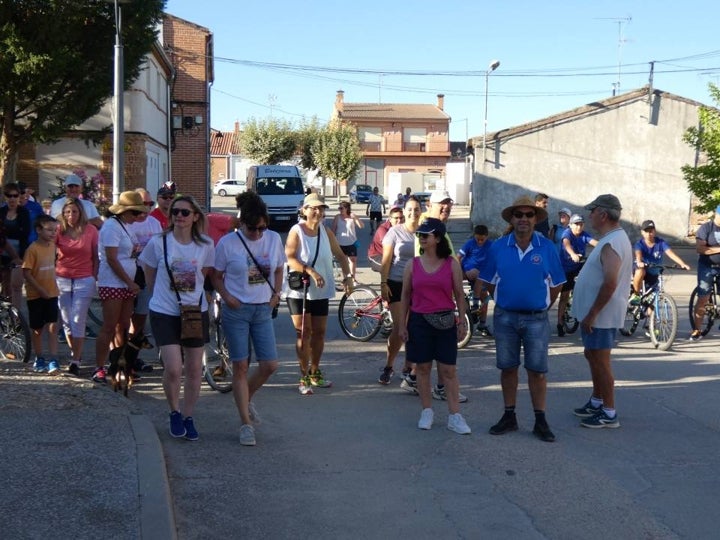 Cantaracillo emprende el paseo típico previo a sus fiestas, andando y en bici