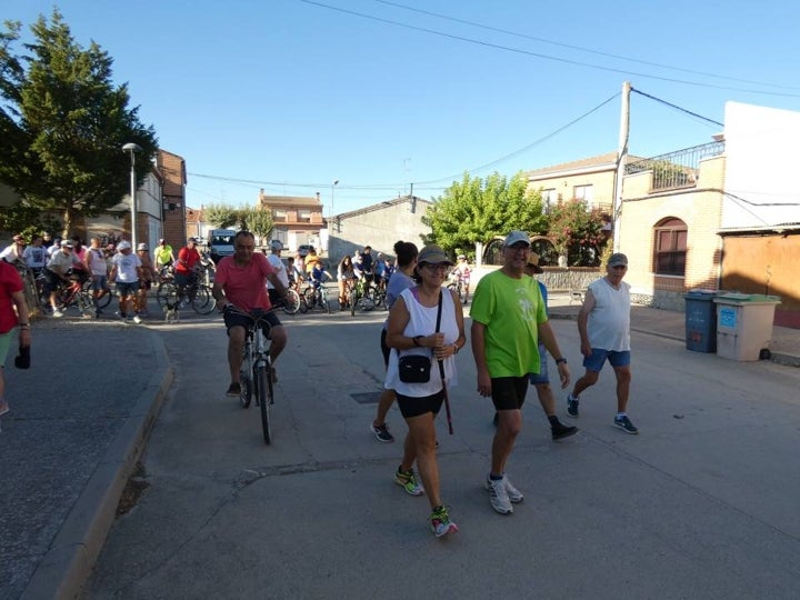 Cantaracillo emprende el paseo típico previo a sus fiestas, andando y en bici