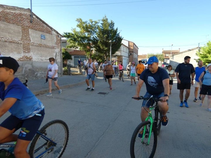 Cantaracillo emprende el paseo típico previo a sus fiestas, andando y en bici