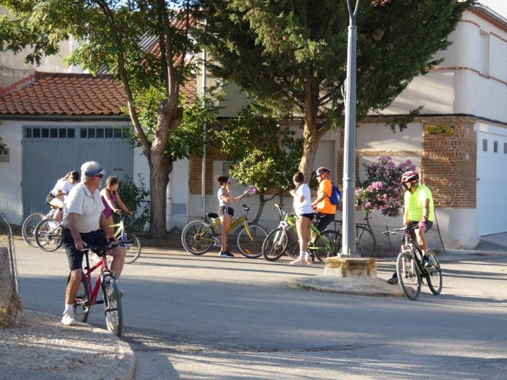 Cantaracillo emprende el paseo típico previo a sus fiestas, andando y en bici