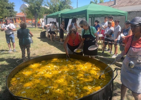 Imagen secundaria 1 - Aldeaseca comparte 600 raciones de paella y ayuda contra el cáncer