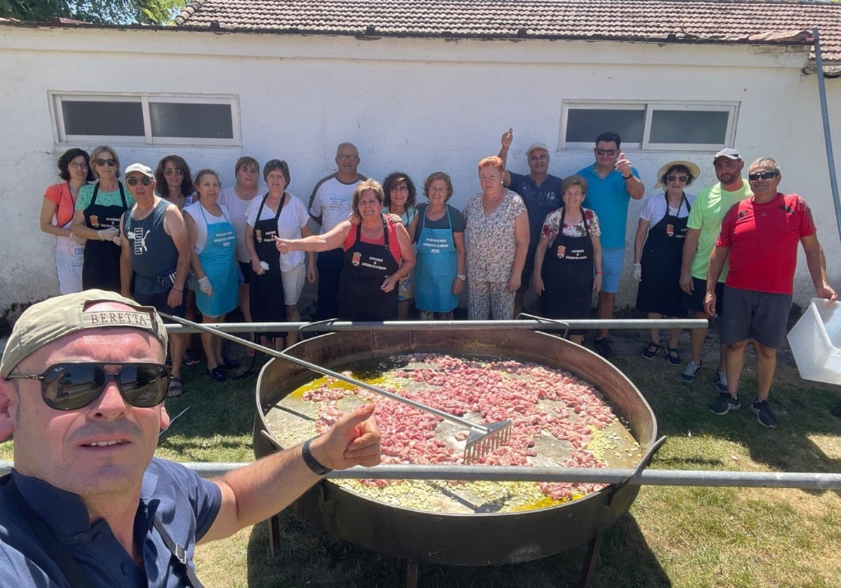 Aldeaseca comparte 600 raciones de paella y ayuda contra el cáncer