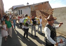 Las mujeres de Cantalpino obsequian con flores a Nuestra Señora de la Asunción