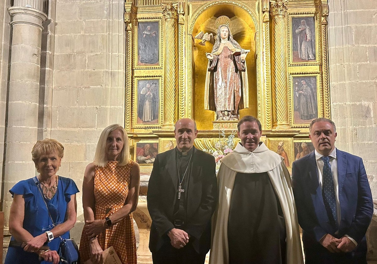 Los representantes civiles y religiosos en la proclamación en la catedral de Astorga.