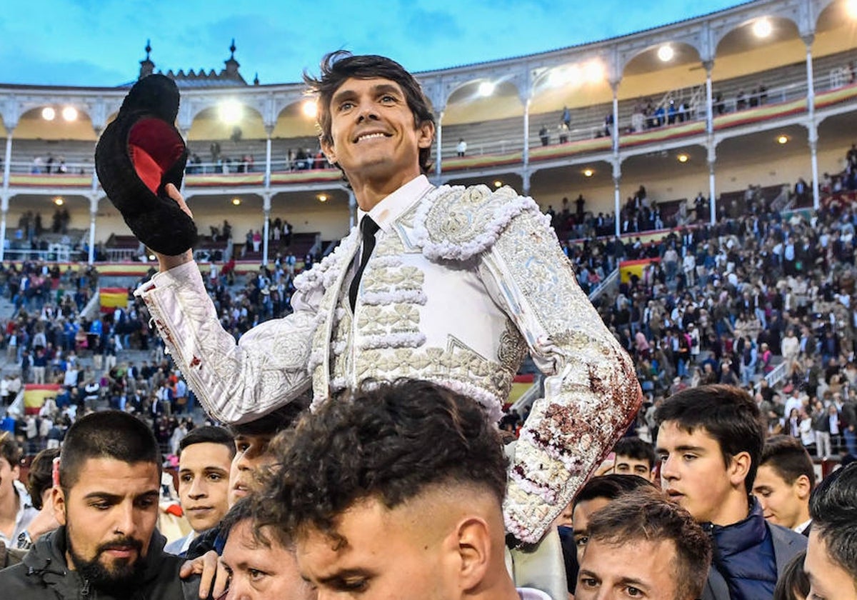 Sebastián Castella, a hombros en la plaza de Las Ventas.