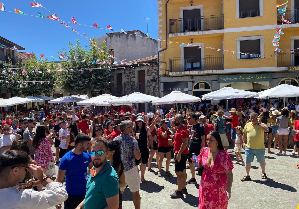 El baile del vermú anima una intensa jornada de vísperas en Linares