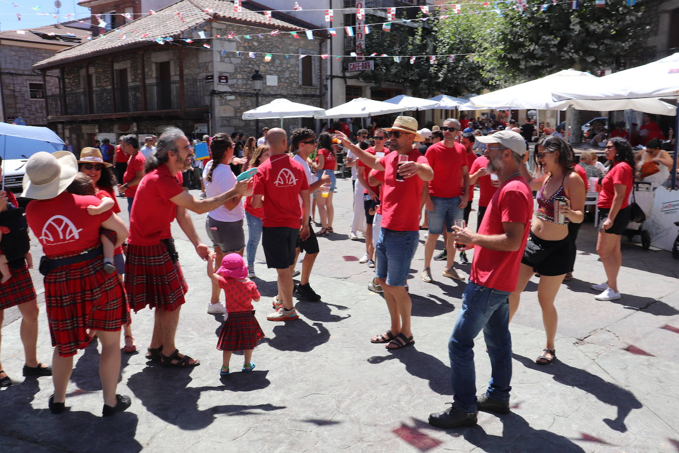 El baile del vermú anima una intensa jornada de vísperas en Linares