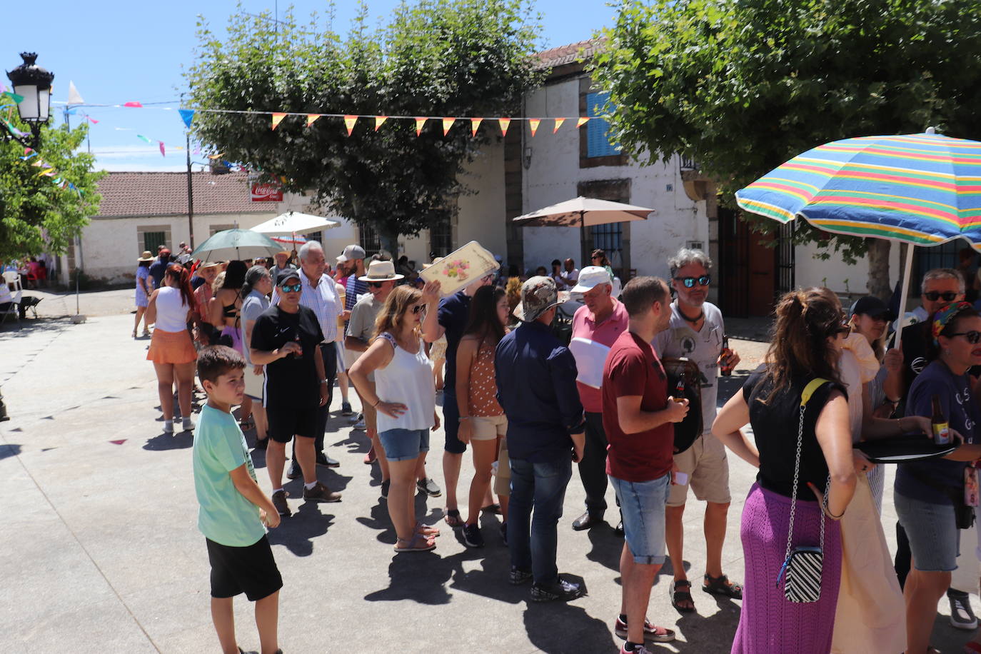 Gallegos de Solmirón disfruta de una animada paella para más de 500 personas