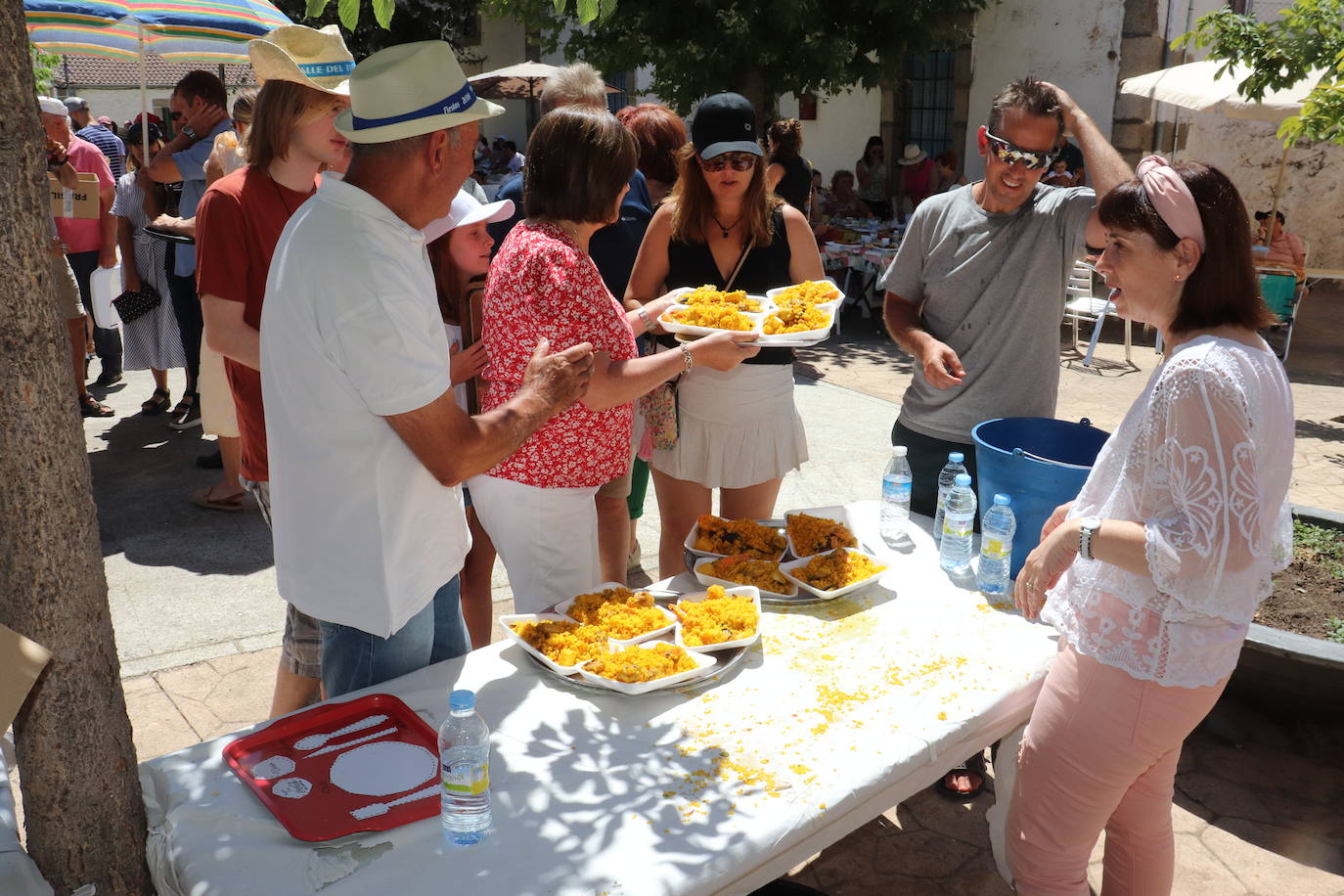 Gallegos de Solmirón disfruta de una animada paella para más de 500 personas