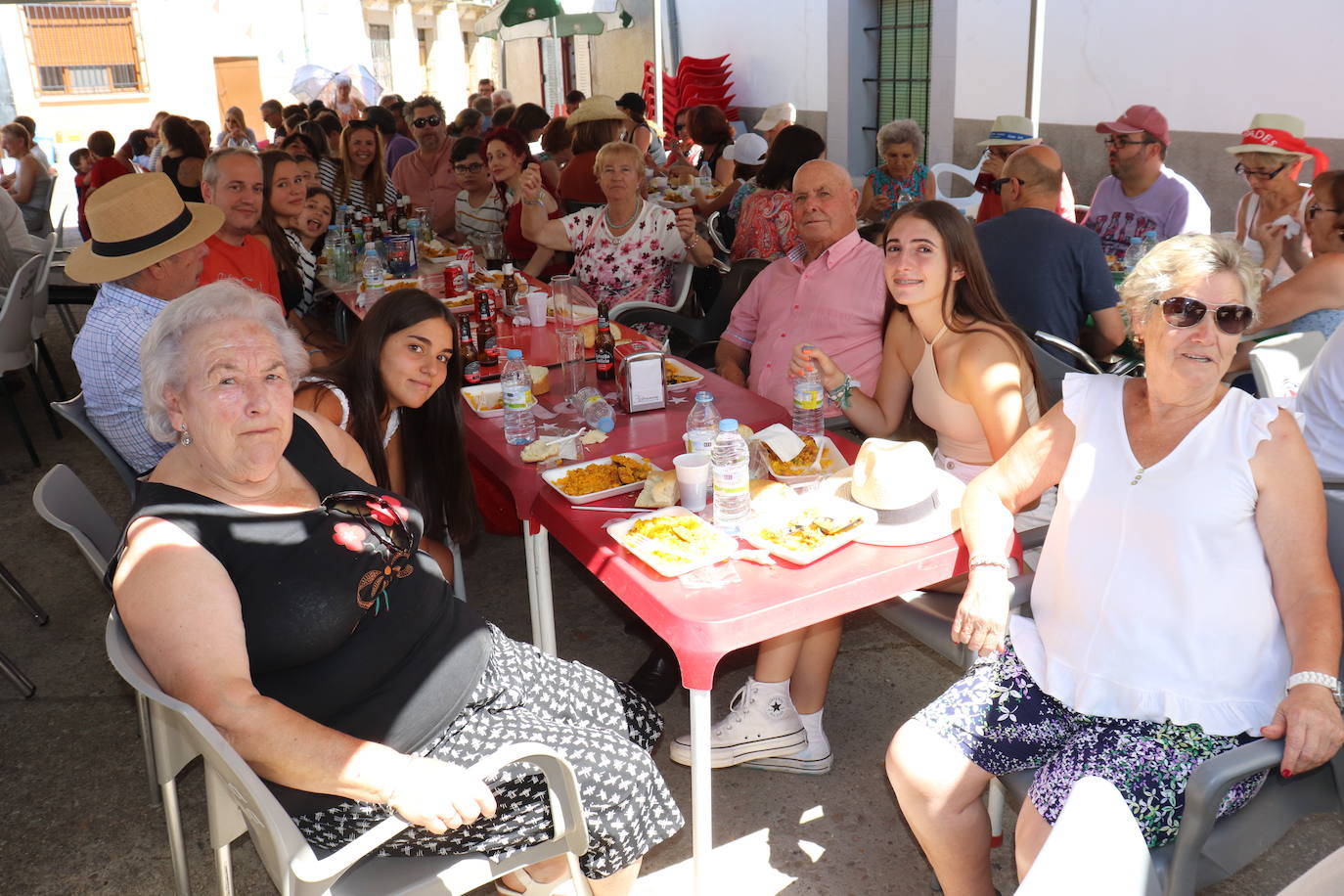 Gallegos de Solmirón disfruta de una animada paella para más de 500 personas