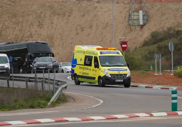 Atendida una mujer tras colisionar su coche contra un camión en La Fuente de San Esteban