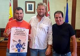 El concejal de Comercio, Jonathan Sánchez, ayer con los promotores del mercado, Bienvenido y Jaime Roncero, en Béjar.