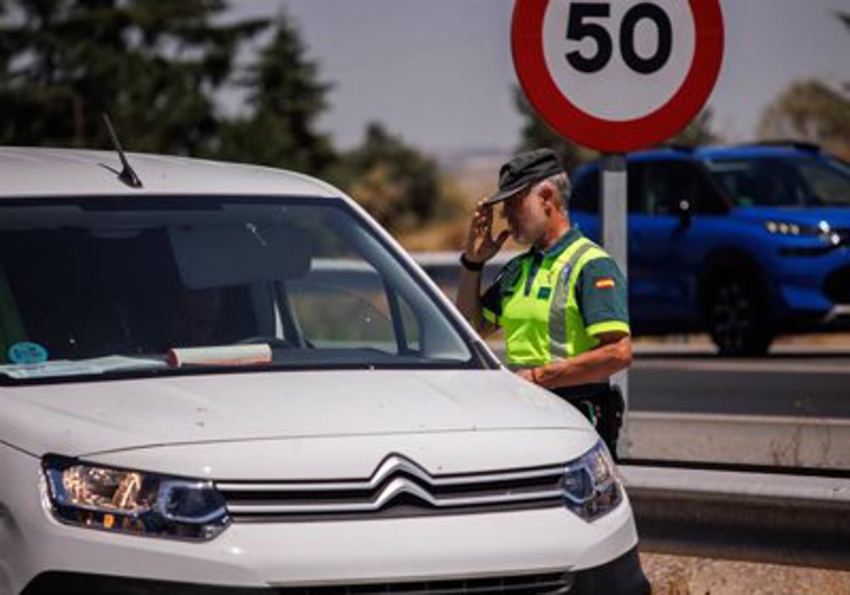 Guardia Civil de Tráfico parando un vehículo.