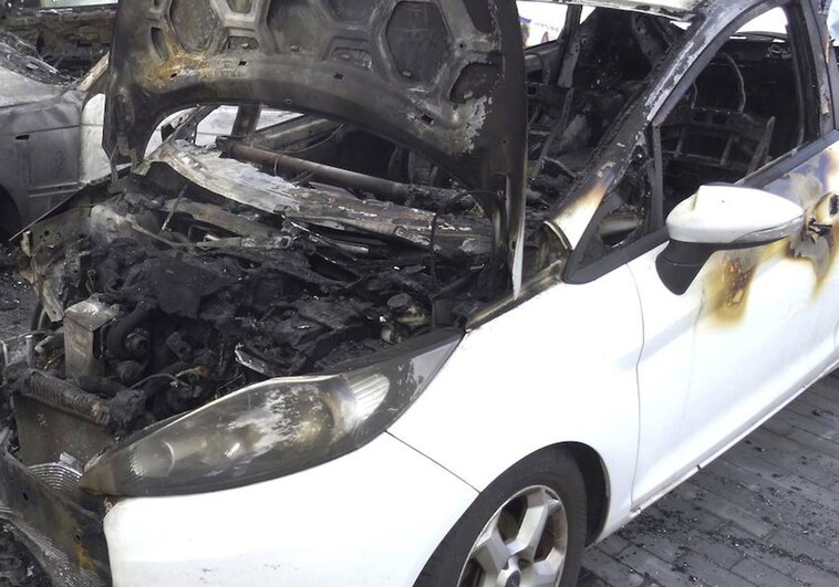 Un coche, siniestro total al incendiarse de madrugada en Tejares