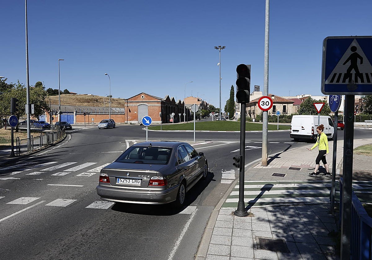 Confluencia en la que se pondrá en marcha la primera «rotonda inteligente» de Salamanca.