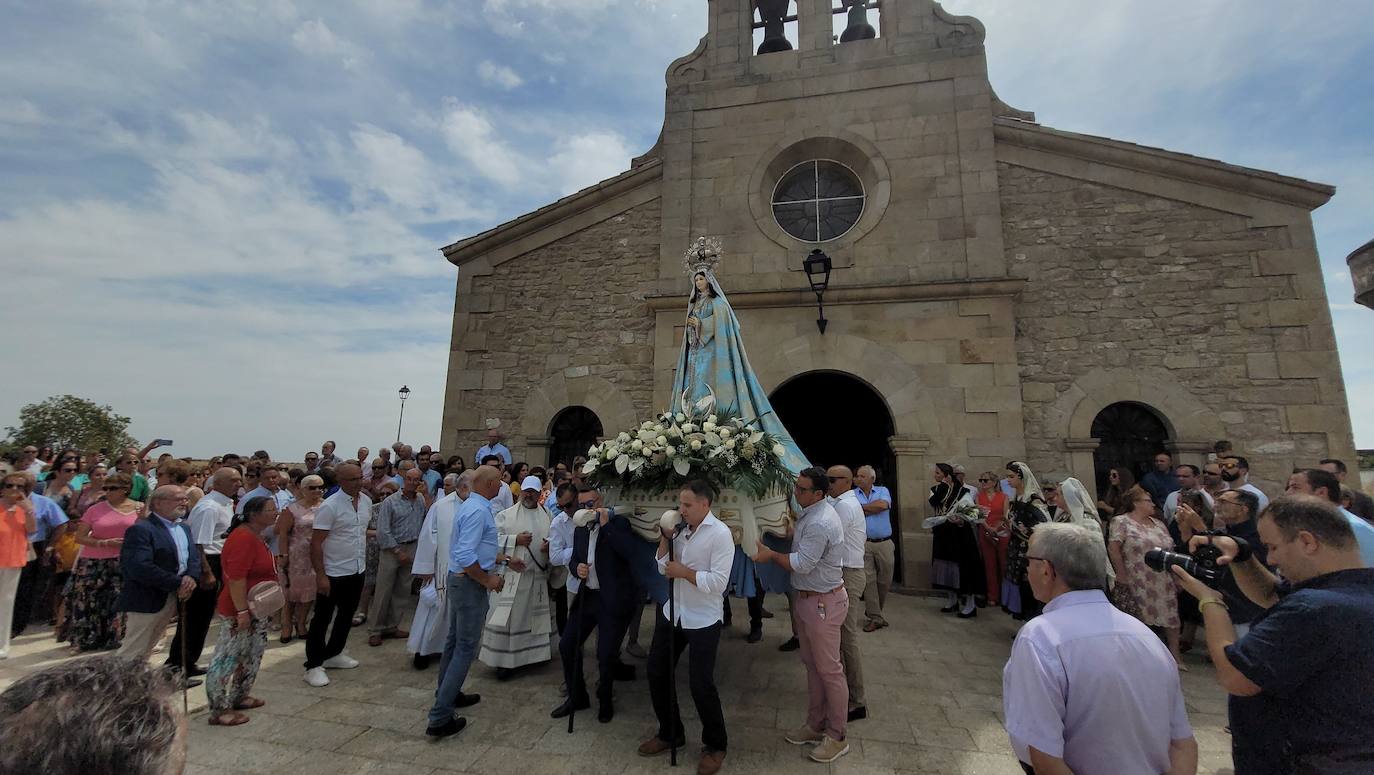 Vivas a la Virgen del Socorro en el regreso a su ermita