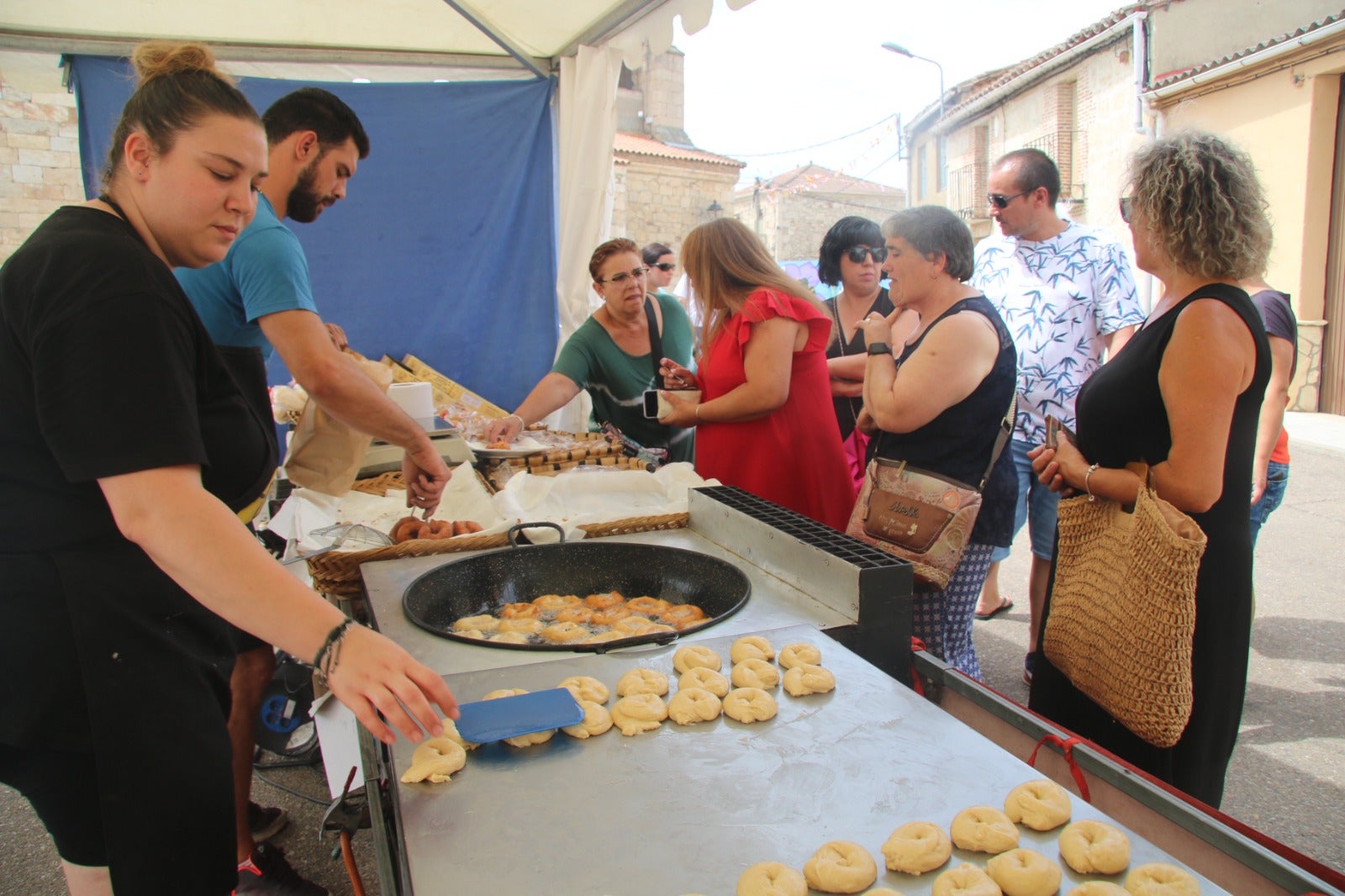 Calles a rebosar de público en las fiestas de Valdelosa