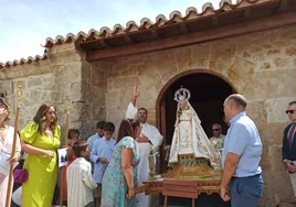 La salida de la imagen de la Virgen de El Viso de su ermita para dar comienzo a la procesión
