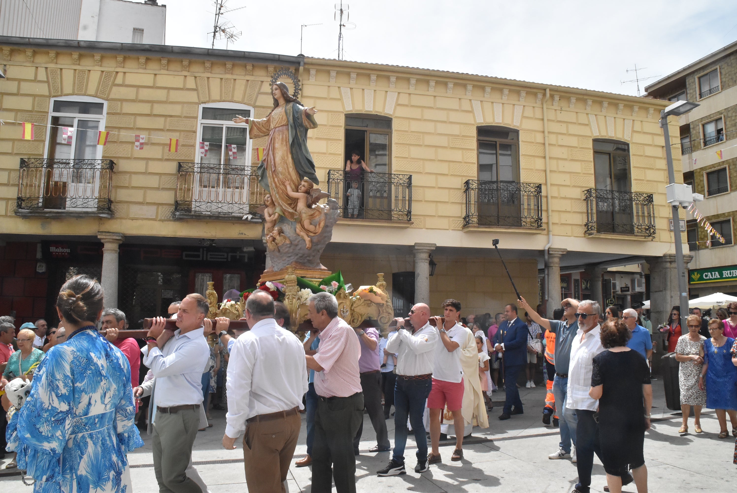 Multitudinaria procesión en Guijuelo para honrar a la Virgen de la Asunción