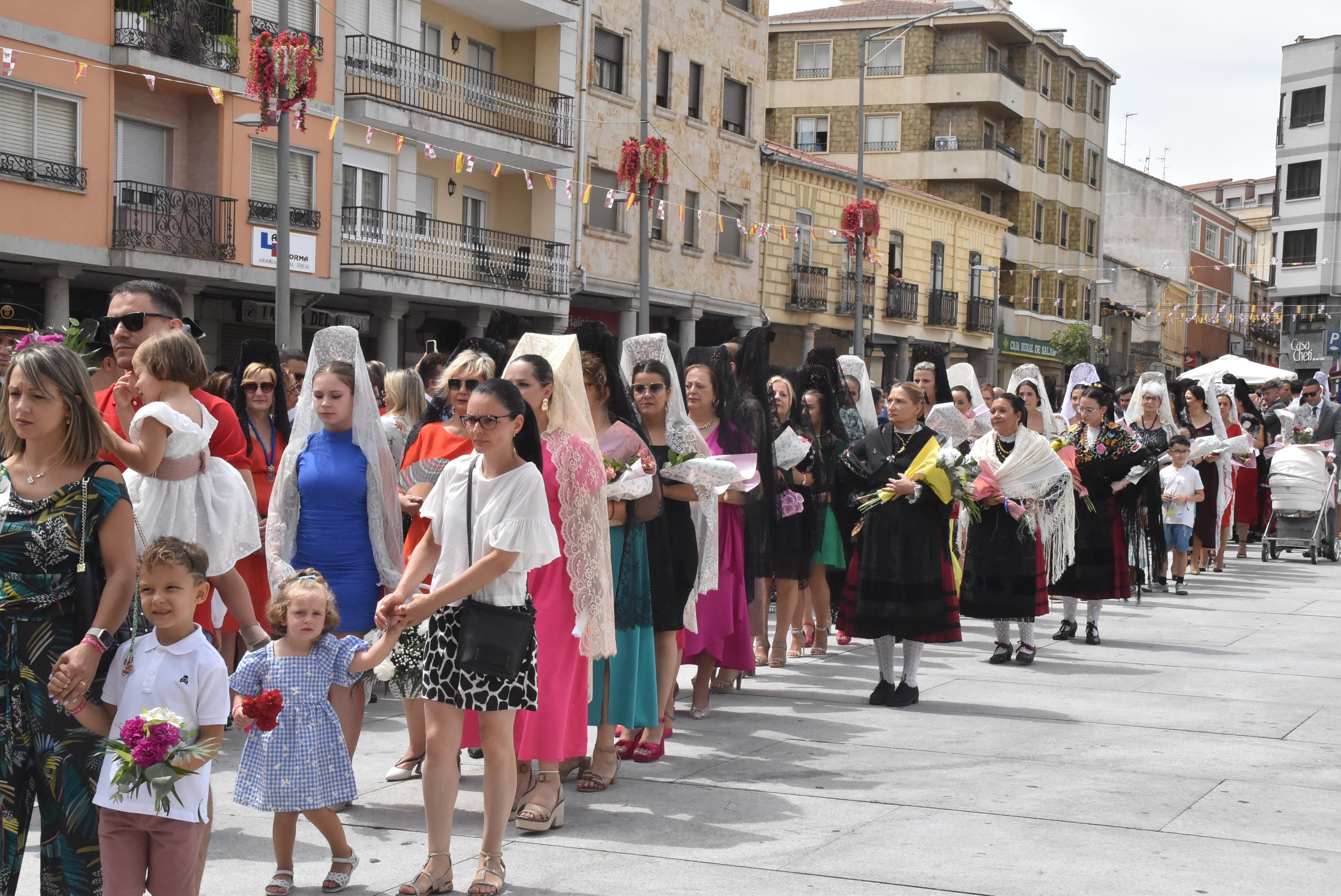 Multitudinaria procesión en Guijuelo para honrar a la Virgen de la Asunción