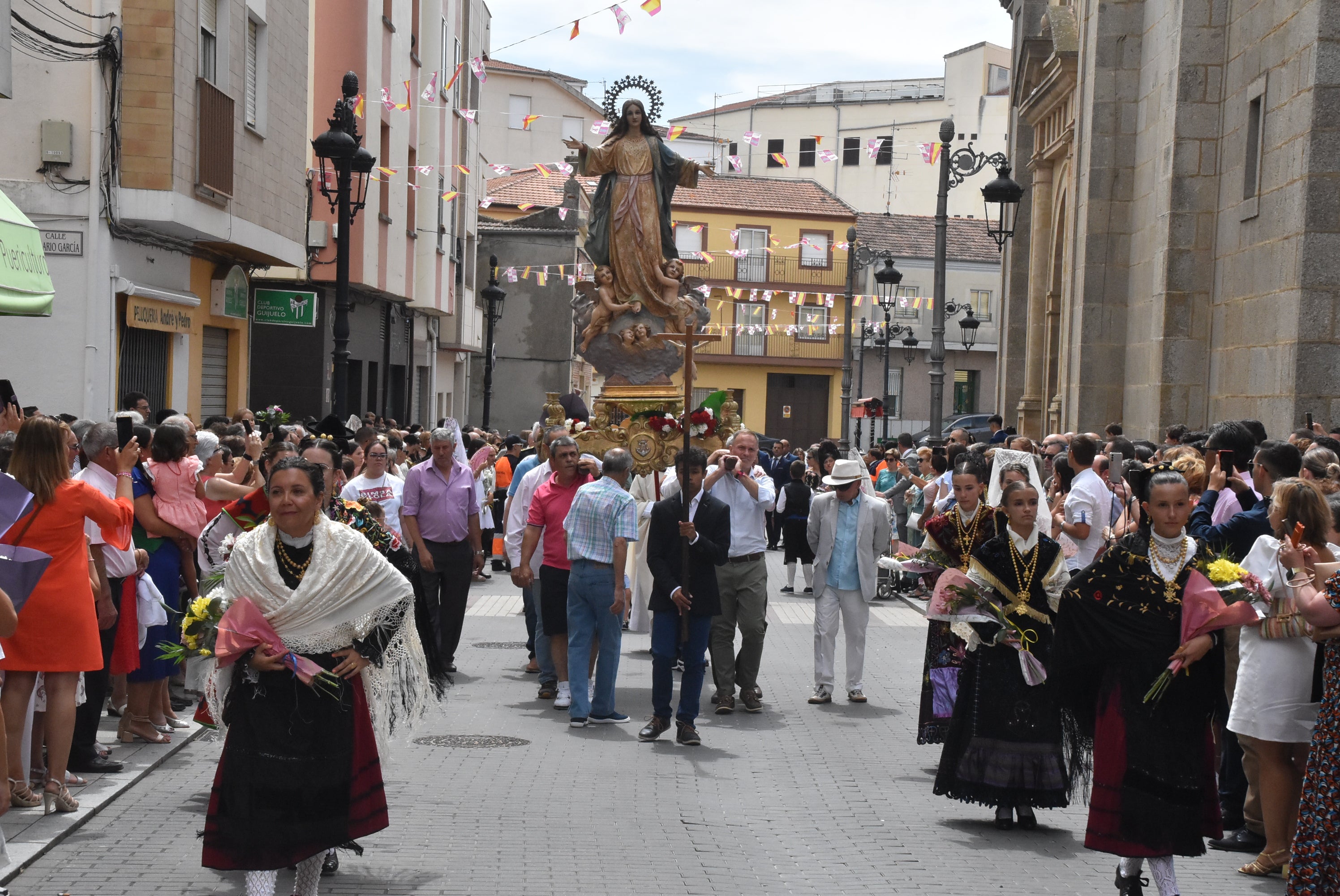 Multitudinaria procesión en Guijuelo para honrar a la Virgen de la Asunción
