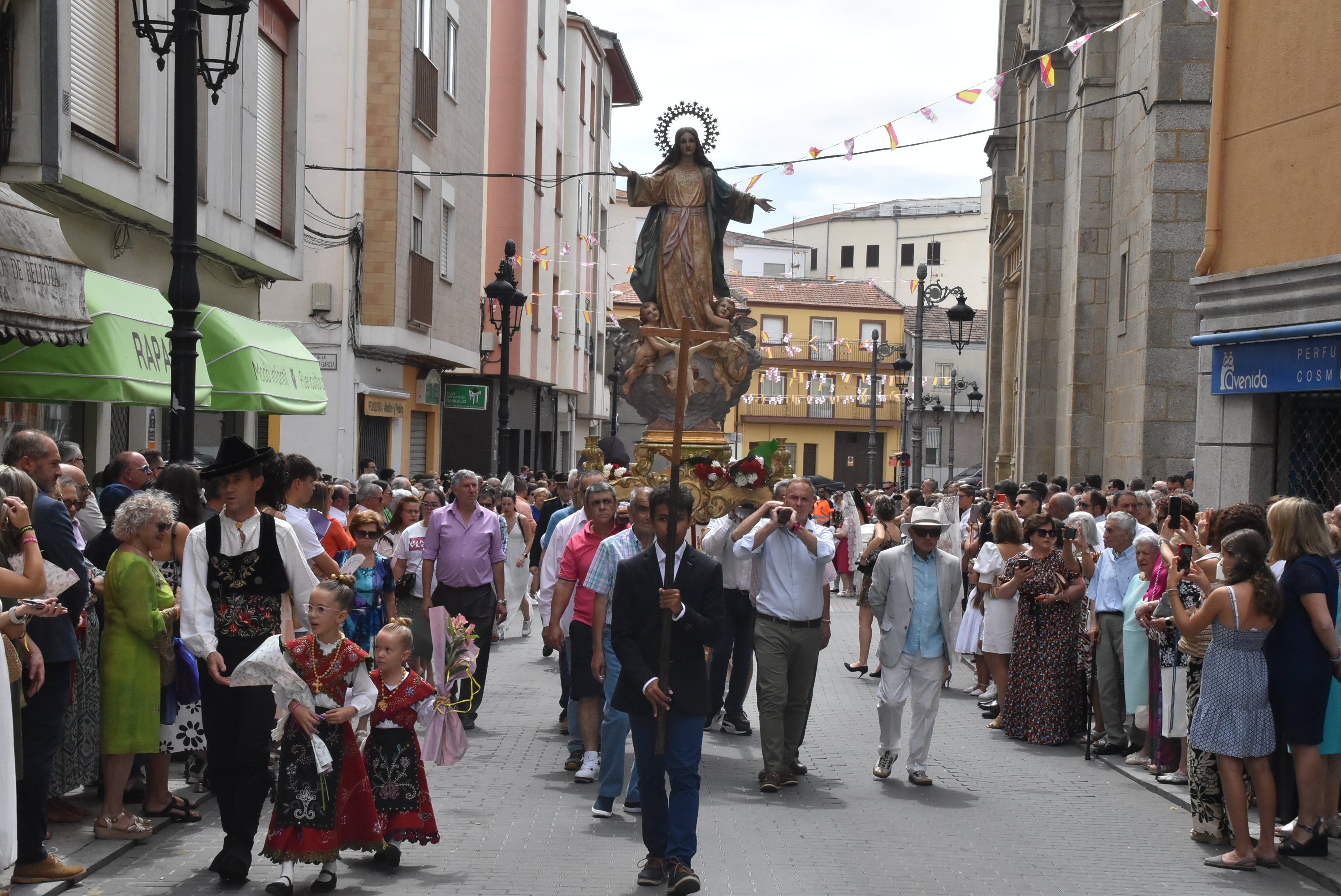 Multitudinaria procesión en Guijuelo para honrar a la Virgen de la Asunción