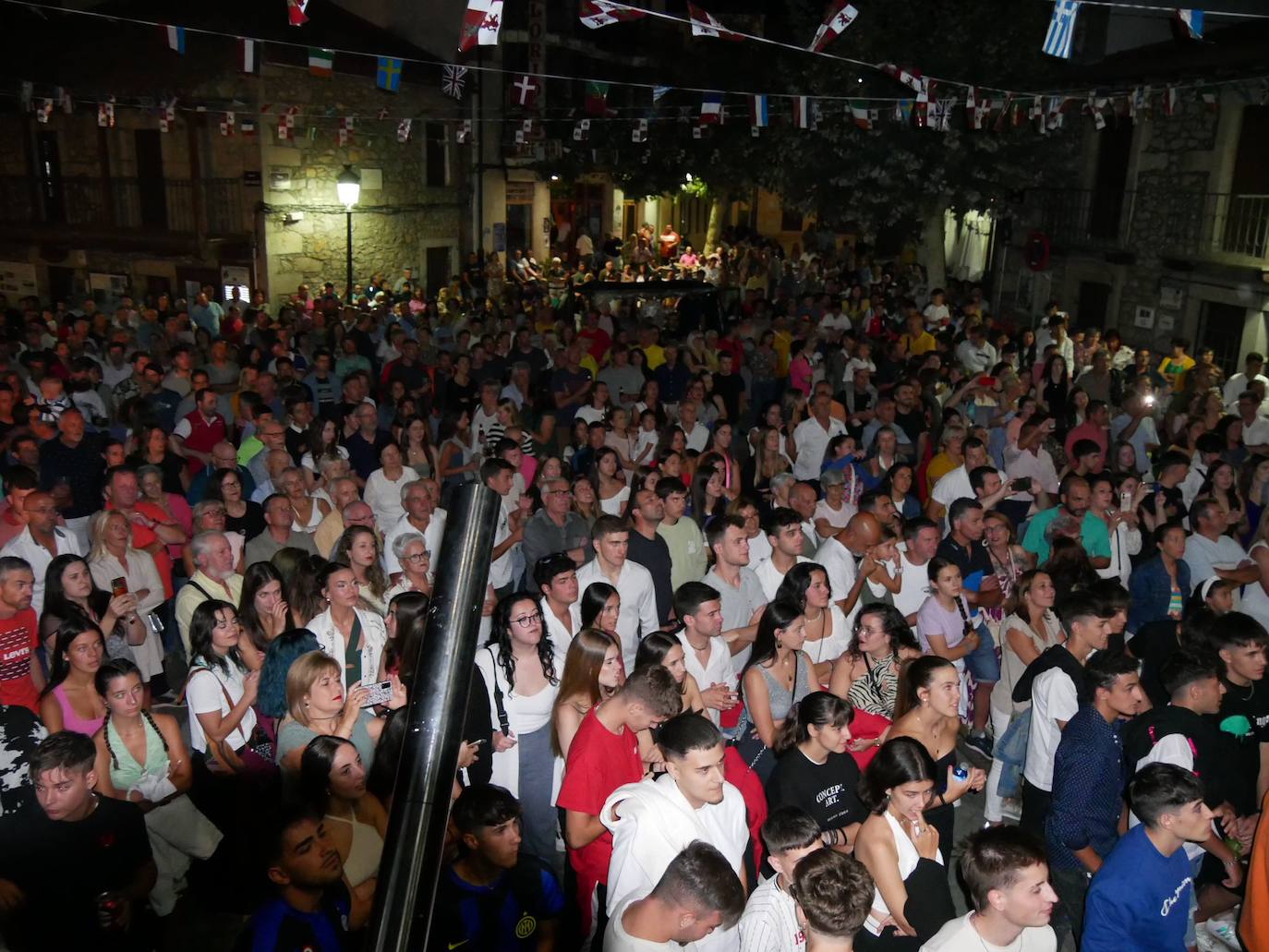 Linares de Riofrío llena en el pregón de las fiestas y la coronación de la reina