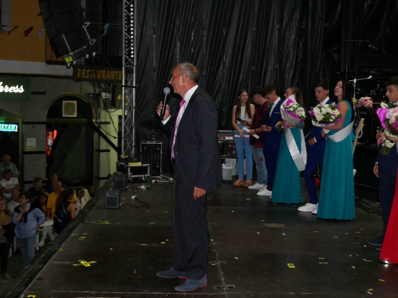 Linares de Riofrío llena en el pregón de las fiestas y la coronación de la reina