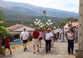 Los fieles se fueron turnando en llevar la imagen de la Virgen de la Encarnación en procesión