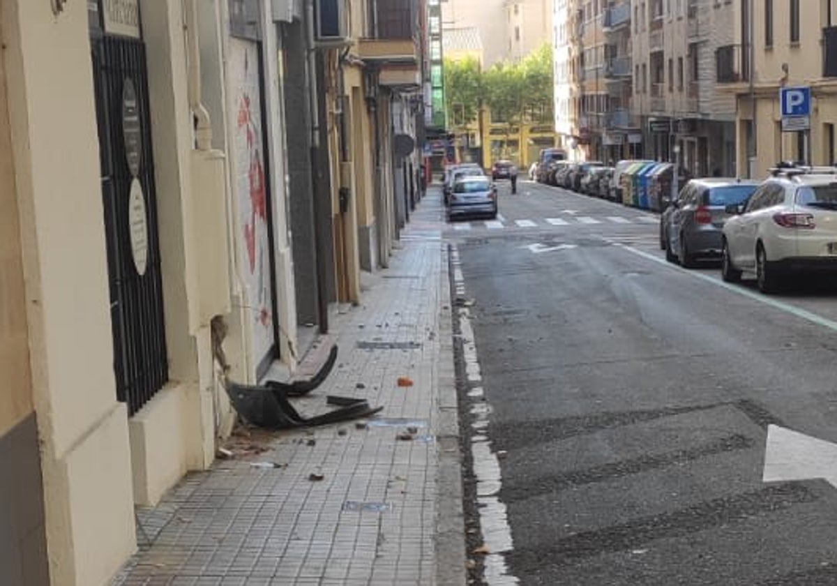 Restos del vehículo tras el impacto en la calle Velázquez.