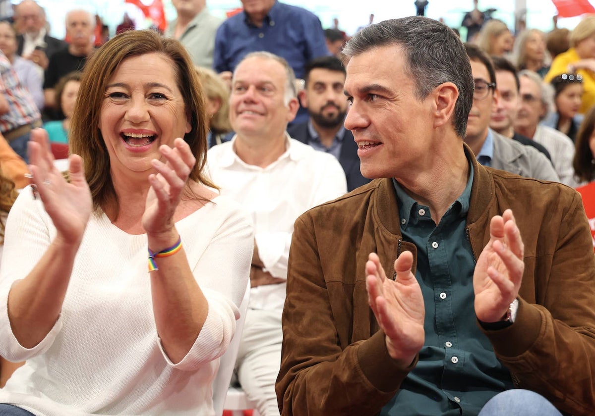 El secretario general del PSOE y presidente del Gobierno, Pedro Sánchez, y la presidenta del Govern, Francina Armengol, en un acto de campaña del PSOE