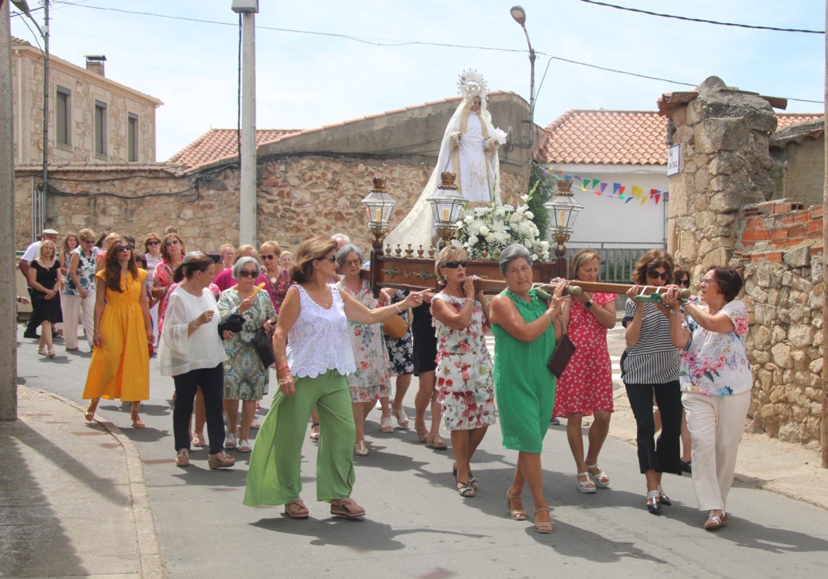 Calles a rebosar de público en las fiestas de Valdelosa