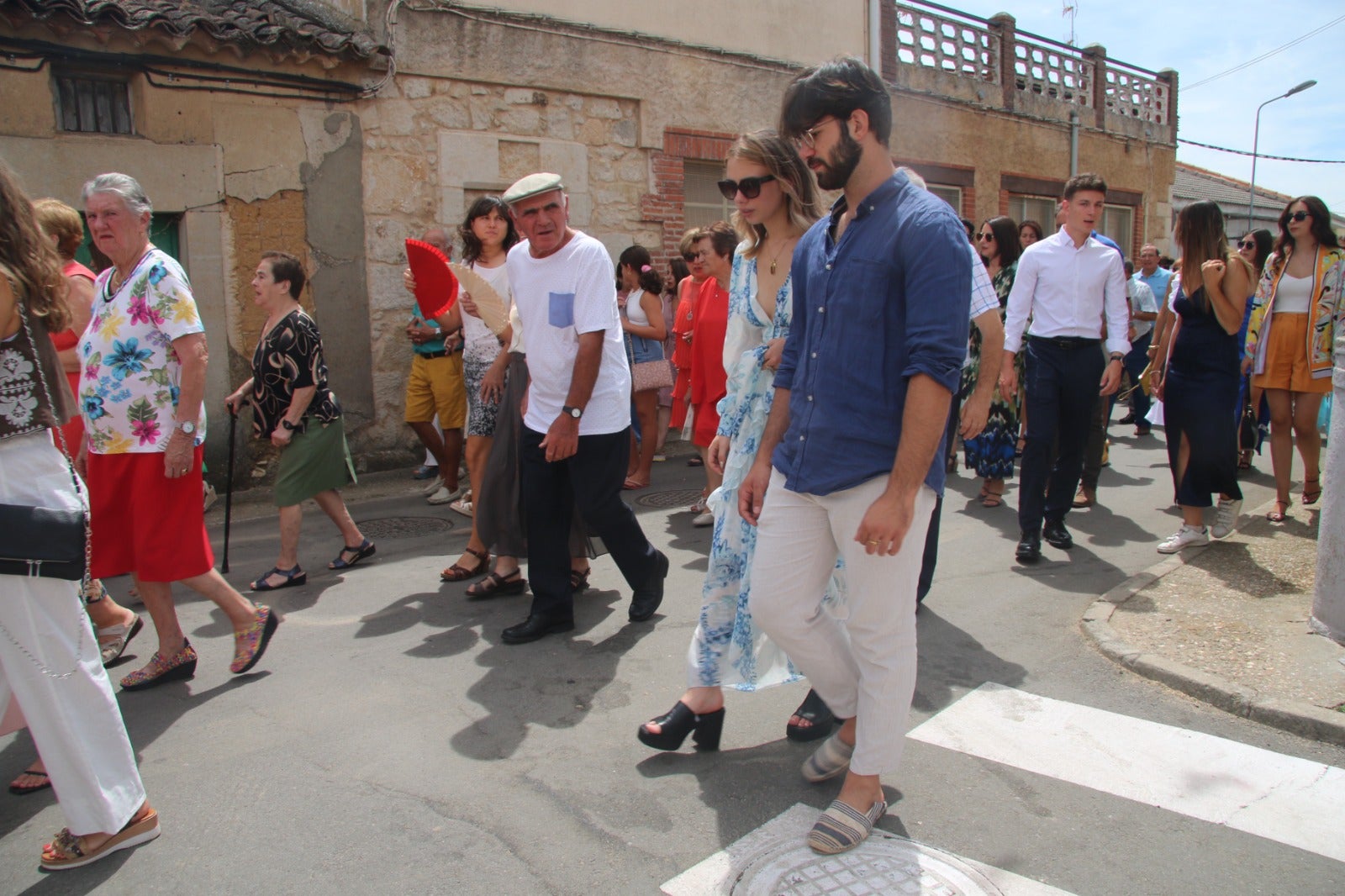 Calles a rebosar de público en las fiestas de Valdelosa