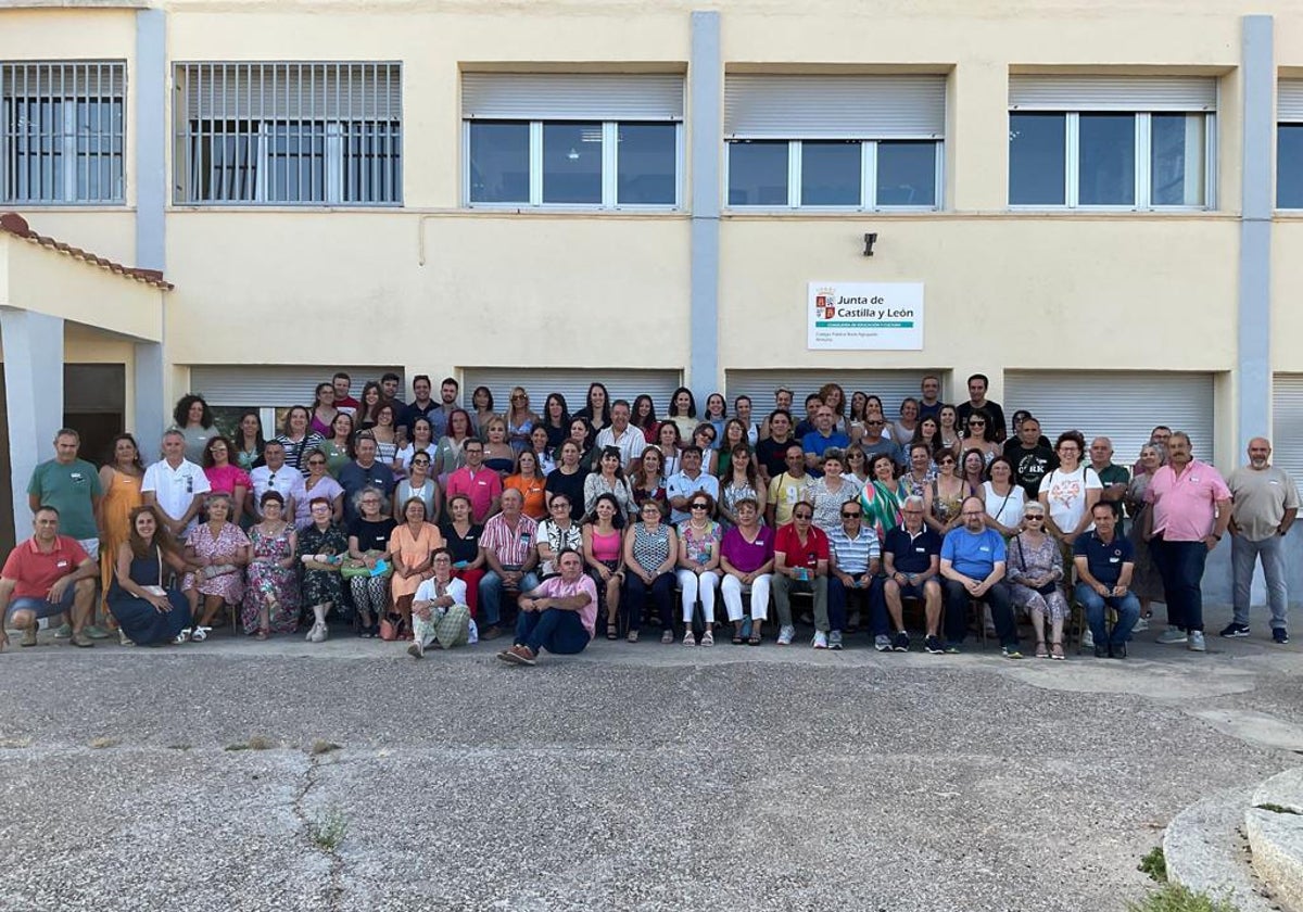 “Vuelta al cole” para los antiguos alumnos del colegio San Andrés en Pedrosillo el Ralo