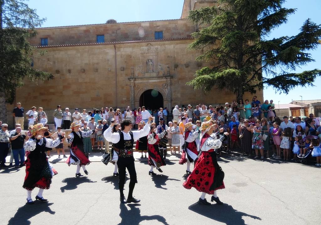 Babilafuente se engalana para honrar al patrón