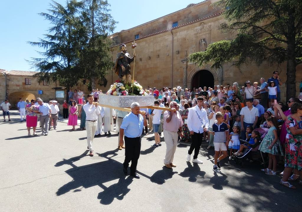 Babilafuente se engalana para honrar al patrón