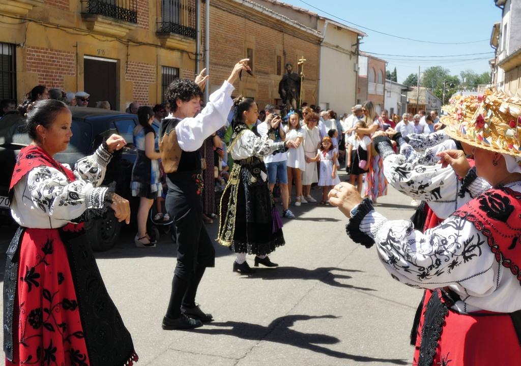 Babilafuente se engalana para honrar al patrón