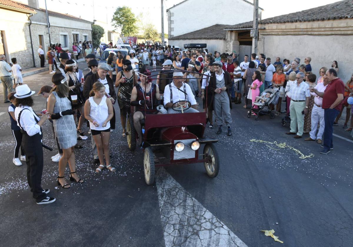 Desfile de carrozas y disfraces en las fiestas de Cipérez.