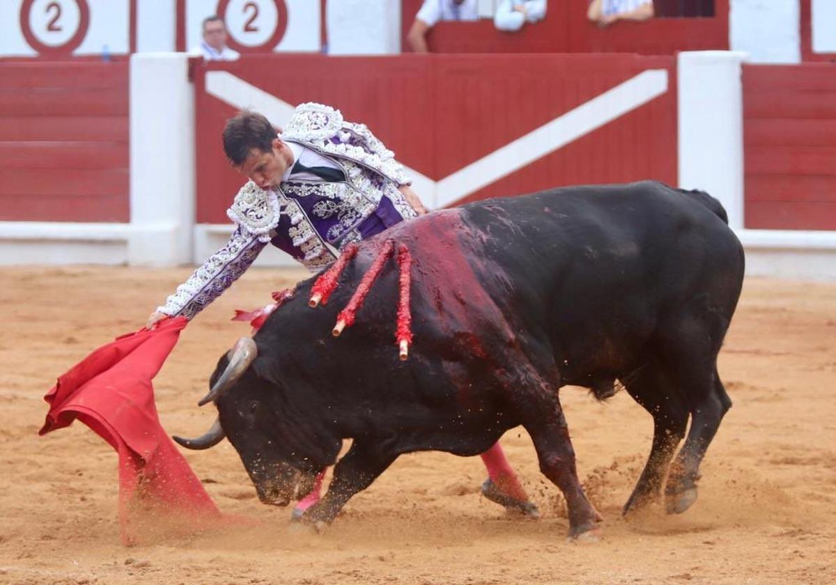 El Juli con Caritativo, el toro indultado de Garcigrande.