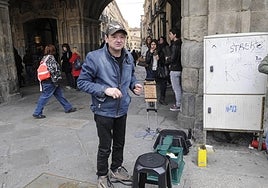 'Carba', con su kit de limpiabotas en la Plaza Mayor en la manifestación del 1º de mayo de 2013.