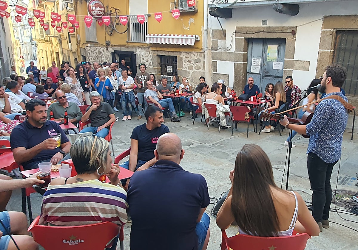Imagen de una actuación en la calle La Capa durante las fiestas patronales del pasado 2022.