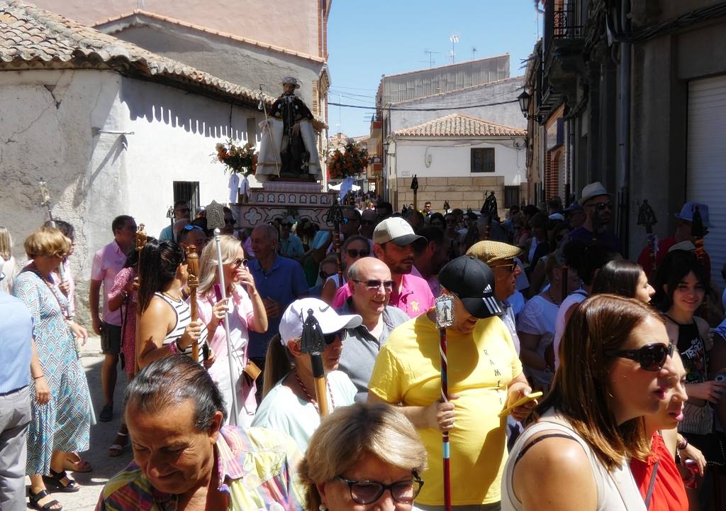 La devoción llena las calles de Macotera