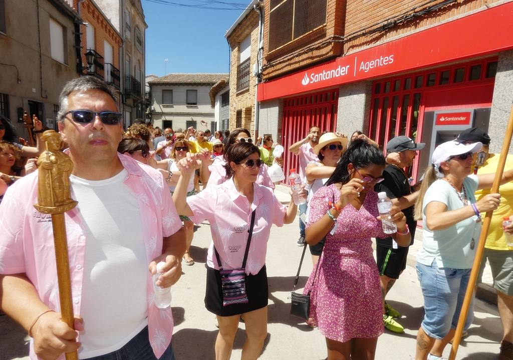 La devoción llena las calles de Macotera