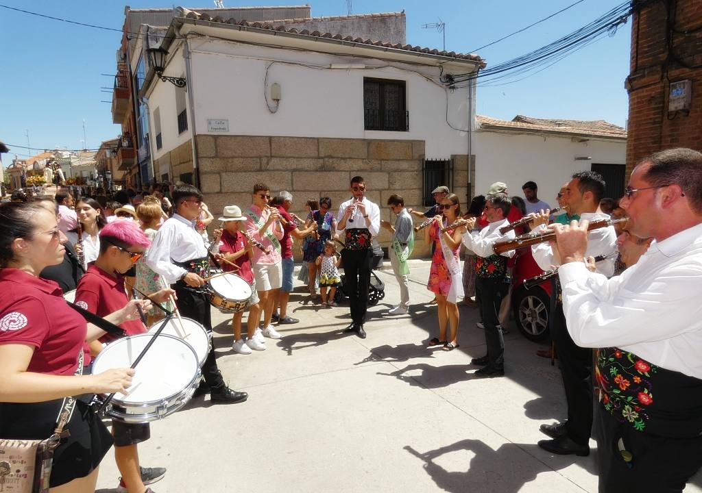 La devoción llena las calles de Macotera