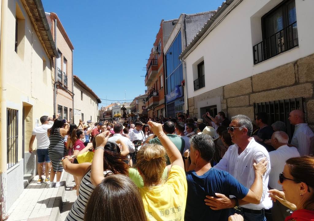 La devoción llena las calles de Macotera